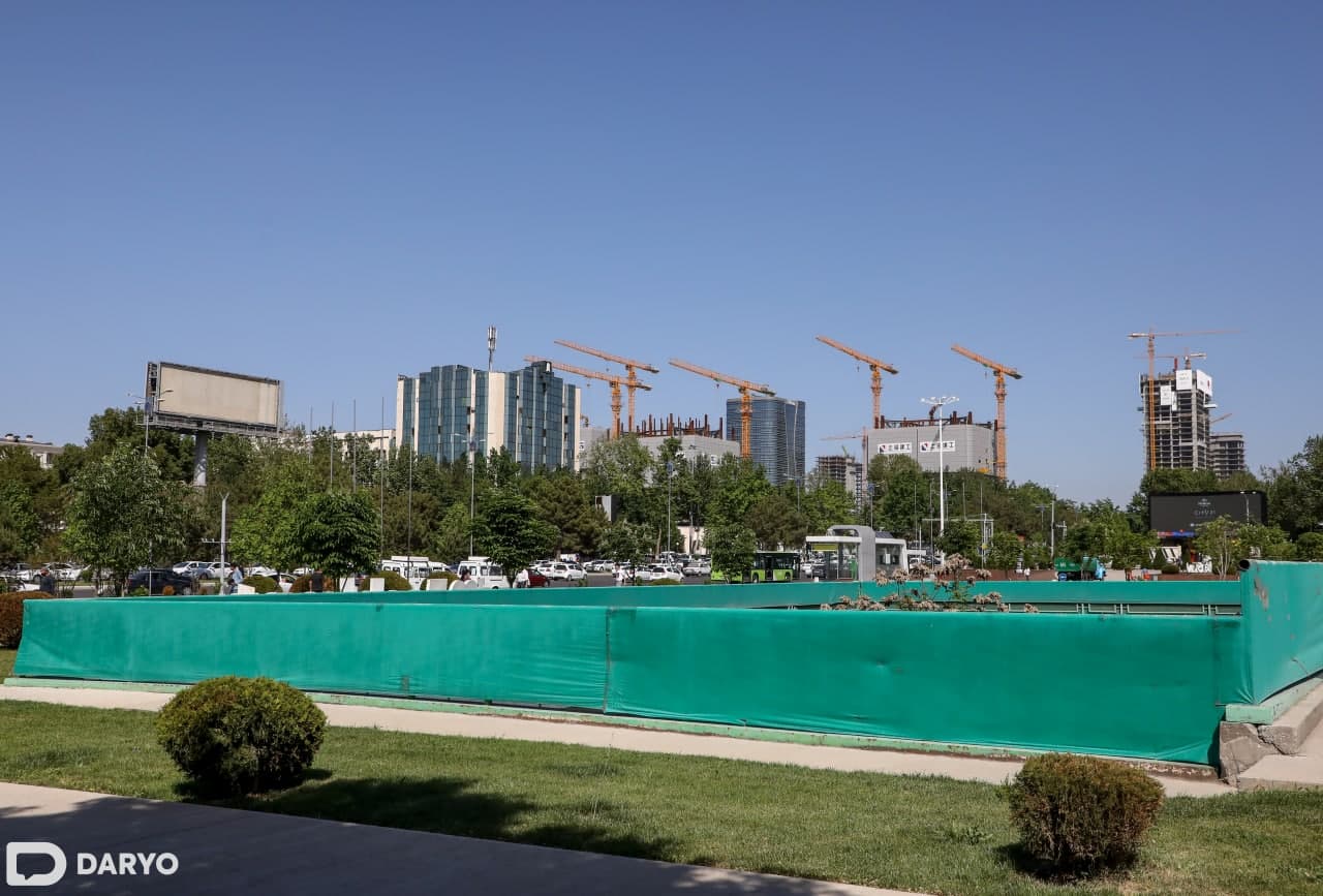 Tashkent City’да қурилиш ишлари олиб бораётган кранлар.