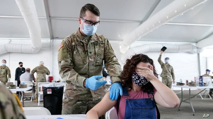 Floridadagi FEMA vaksinatsiya markazida Lin Montenegro ismli ayol koronavirusga qarshi Pfizer vaksinasi bilan emlanmoqda.
