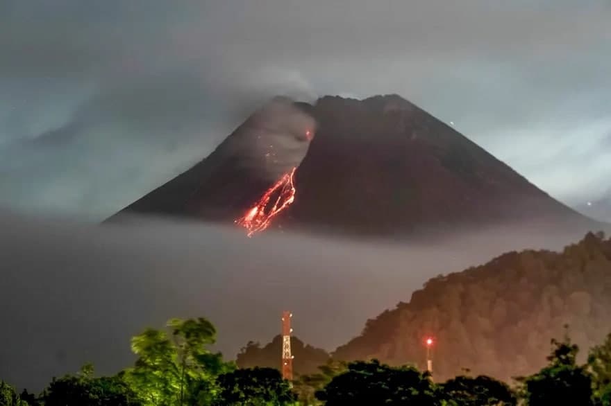 Indoneziyadagi eng faol vulqon bo‘lgan Merapi tog‘idan oqib tushayotgan lava.