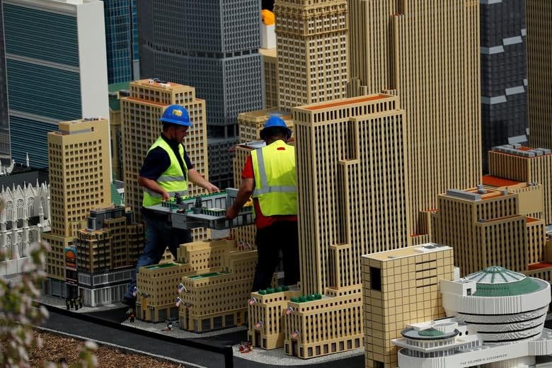 Нью-Йоркда жойлашган Legoland тематик паркидаги шаҳарнинг кичик модели қад ростлаган павильонда ишлаётган ходимлар.