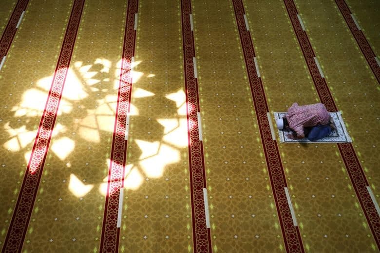 Malayziyaning Shoh Olam shahridagi masjidda namoz o‘qiyotgan musulmon.