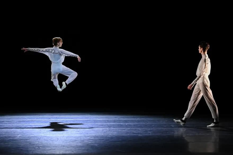 Sidney opera teatrida “Nyu-York lahjalari: suv shakli” nomli chiqishni mashq qilayotgan avstraliyalik balet raqqoslari.