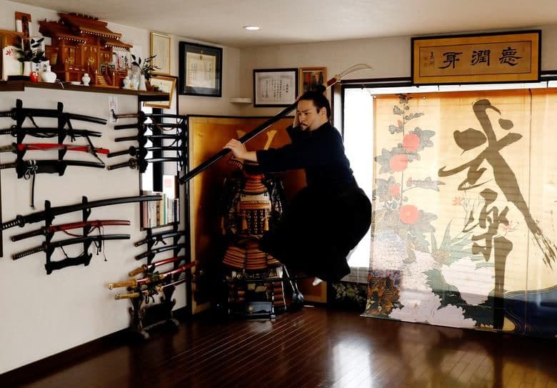 Bugaku va Samuray jang san’atlari bo‘yicha o‘qituvchi Koshiro Minamoto Tokiodagi onlayn dars paytida jang san’atlarini amalda namoyish etmoqda.