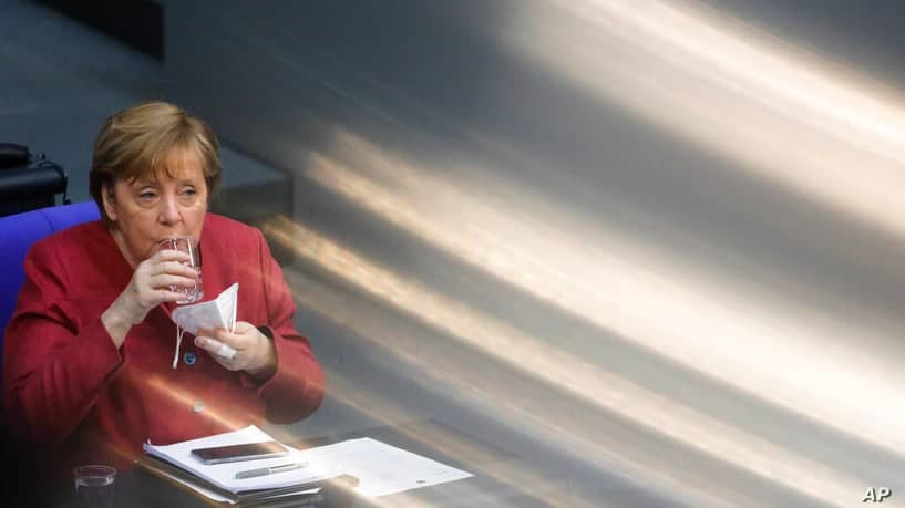 Germaniya kansleri Angela Merkel Bundestagdagi parlament majlisida koronavirus pandemiyasiga qarshi kurashish to‘g‘risidagi yangi qonun e’lon qilinayotgan vaqtda suv ichib olmoqda.