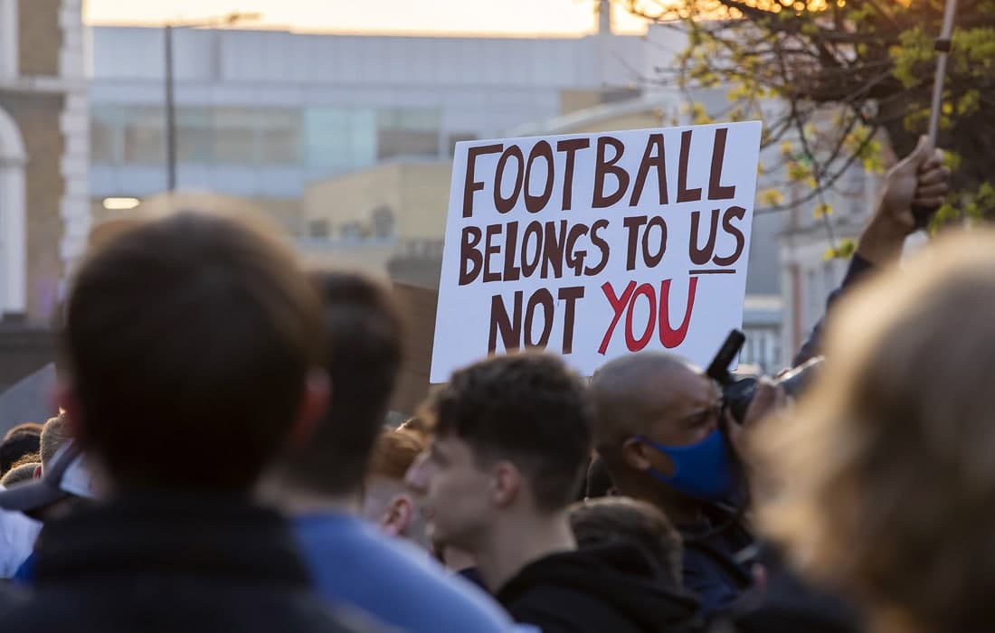 “Futbol sizga emas, bizga tegishli”. Londonda “Chelsi” futbol jamoasi muxlislari klubning Superligaga qo‘shilishiga qarshi ekanini bildirish uchun ko‘chalarga chiqdi.