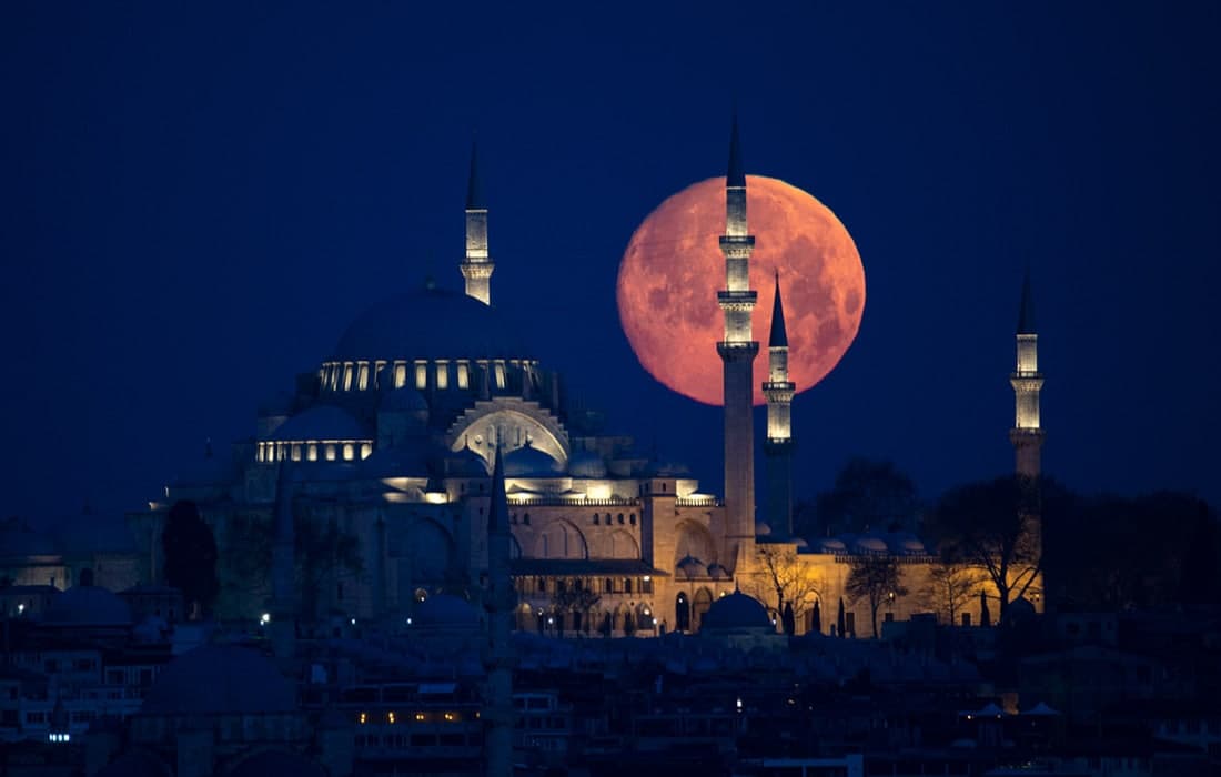 Istanbuldagi Avliyo Sofiya masjidi fonida ko‘rinib turgan Ramazonning to‘lin oyi.