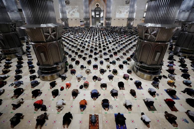 Indoneziyaning Jakarta shahridagi Istiqlol Buyuk masjidida ijtimoiy masofa saqlab juma namozini o‘qiyotgan musulmonlar.
