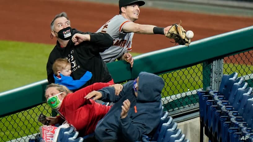 “San Fransisko Jayents” jamoasining o‘ng qanot himoyachisi Mayk Jastrzemskiy beysbol o‘yinining to‘qqizinchi zarbasi paytida “Filadelfiya Fillis” vakili Riz Xoskins tomonidan otilgan to‘pni ushlab ololmadi.