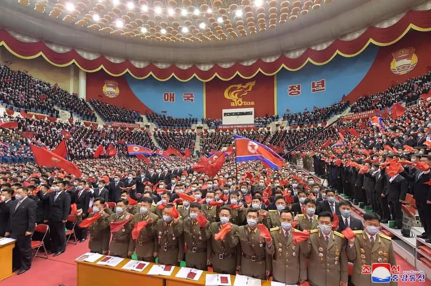 Пхенянда ўтаётган Ким Ир Сен ва Ким Чен Ирчиларнинг 10-сезди.