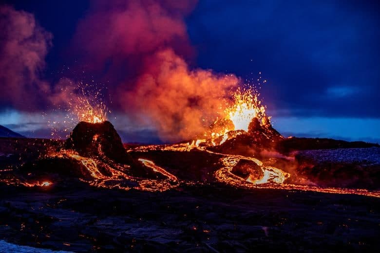 Islandiyaning Reykyanes yarimorolida yangi yoriqlardan vulqon otilmoqda. Ushbu vulqon 20-mart kunidan beri faolligicha qolmoqda.