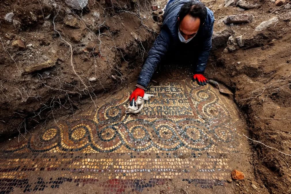 Izmirda arxeolog Rim davriga tegishli monastirning 1500 yillik mozaikasini ko‘zdan kechirmoqda.