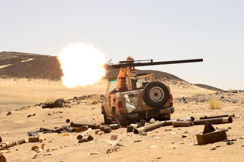 Yaman hukumati askari Marib shahrida xusiy jangarilariga qarshi avtoulovga o‘rnatilgan quroldan o‘q uzmoqda.
