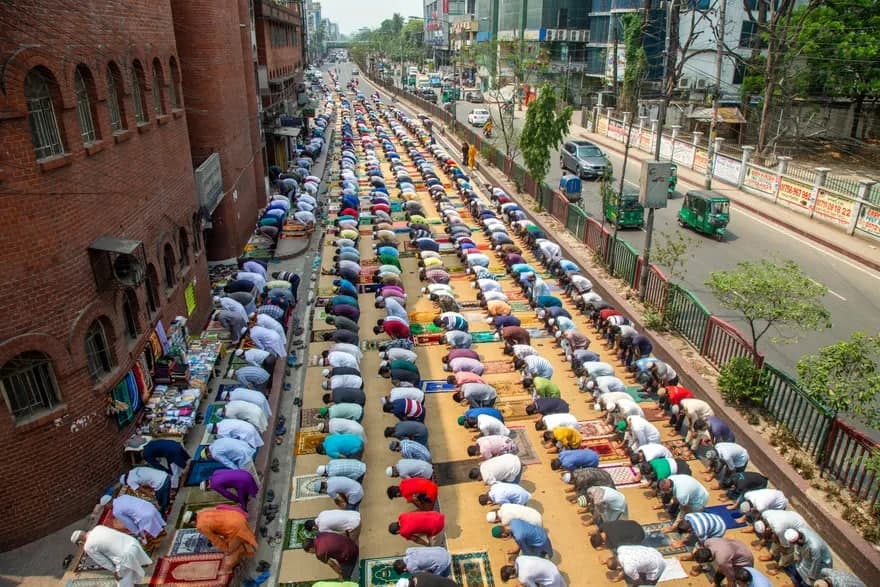 Bangladeshning Dakka shahridagi musulmonlar muborak Ramazon oyida Sobhanbag masjidi yonida juma namozini o‘qimoqda.