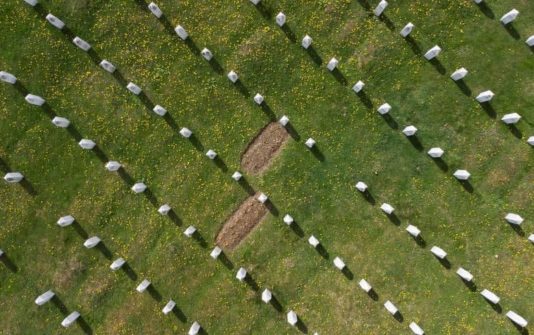 Bosniya va Gersegovinadagi Srebrenitsa genotsidiga atalgan yodgorlik markazining tepadan ko‘rinishi.