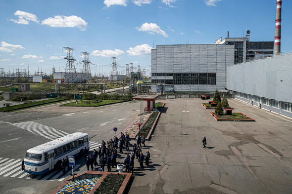 Чернобиль АЭС ходимлари иш кунидан кейин автобус кутмоқда, 2018 йил