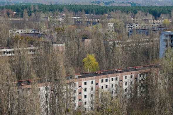 Chernobil AESdan 2 kilometr uzoqlikda joylashgan Pripyat shahri. AES Pripyatni shahar sifatida shakllantirgan korxona edi. Voqea sodir bo‘lganidan so‘ng, stansiya yaqinidagi 30 kilometrlik hudud kirish taqiqlangan zonaga aylangan.