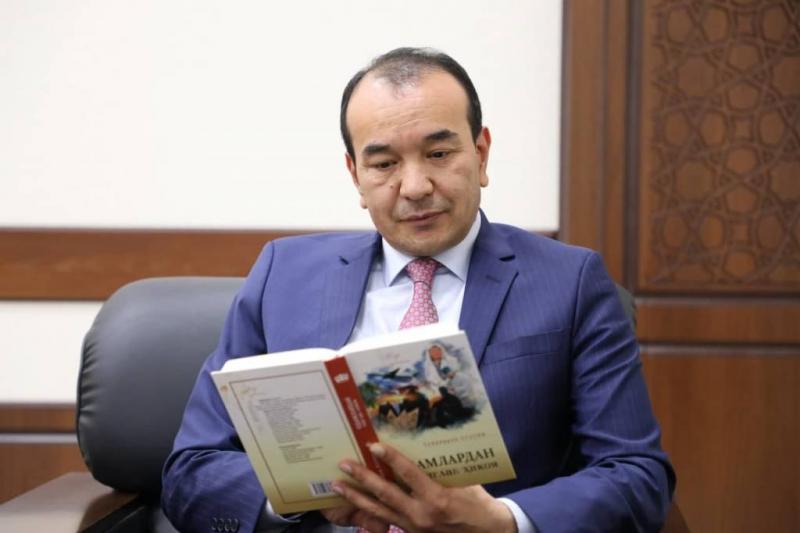 Ozodbek Nazarbekov Prezident spichrayterining kitobiga taqriz yozdi