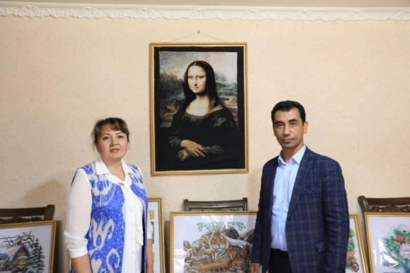 Namanganlik o‘qituvchi ayol “Jokonda”ning kashtadagi tasvirini yaratdi. U asar uchun taklif etilgan 1000 dollarni rad etdi