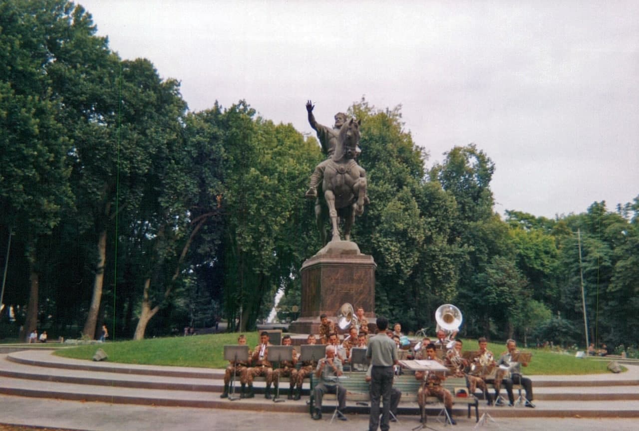 1998-yilda xiyobonda musiqa chalib o‘tirgan orkestr.