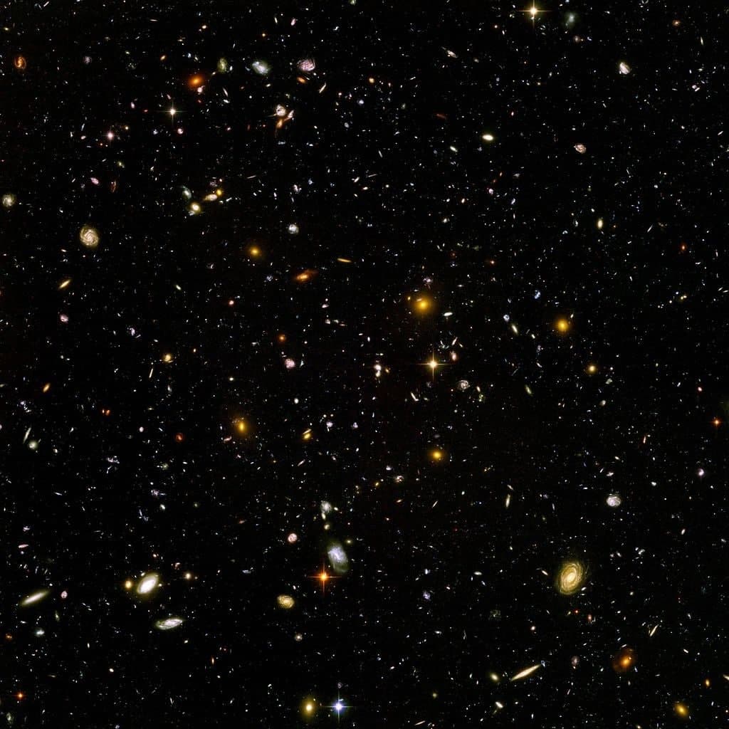 Hubble Ultra-Deep Field (HUDF). Буюк портлашдан 800 миллион йил сўнг галлактикалар жамланмаси.