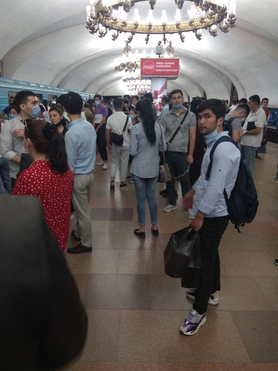 «Чилонзор» метро бекатидаги вазият. Фотосурат 28 апрель куни соат 17:57 да «Дарё» муштарийи томонидан юборилган.