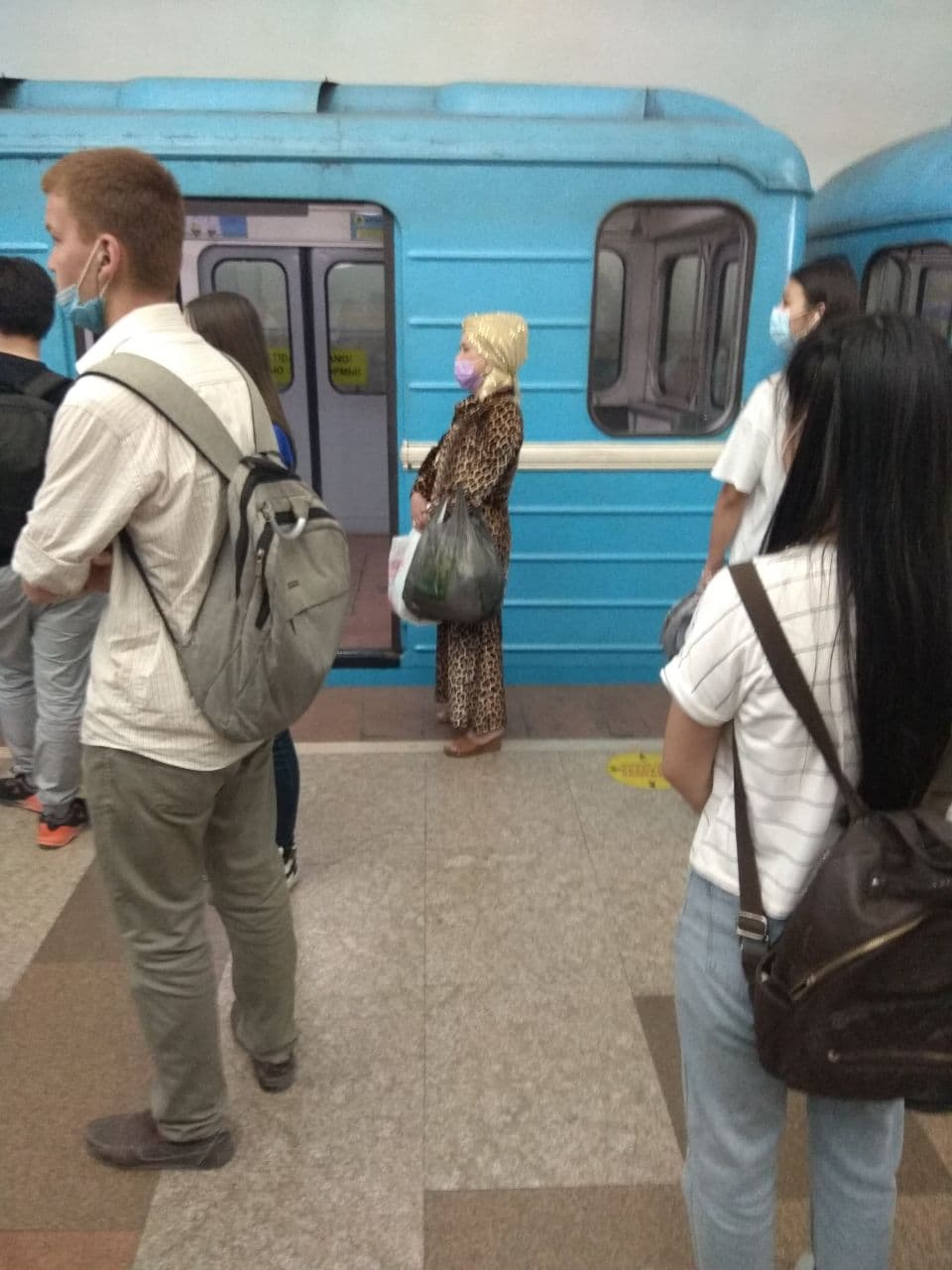 «Чилонзор» метро бекатидаги вазият. Фотосурат 28 апрель куни соат 17:57 да «Дарё» муштарийи томонидан юборилган.