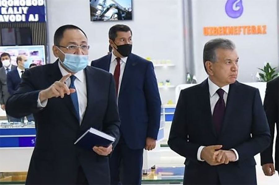 Shavkat Mirziyoyev va Adham Ikromov (chapdan birinchi) Qarshi shahridagi Korxonalarni sog‘lomlashtirish va xususiylashtirish klinikasida, 2020-yil 12-noyabr.
