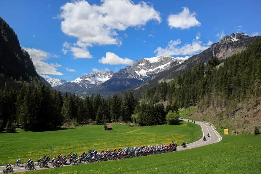 Италиядаги Каназей ва Сега ди Ала шаҳарлари ўртасидаги 193 километр масофани босиб ўтаётган Giro d’Italia—2021 мусобақаси қатнашчилари.
