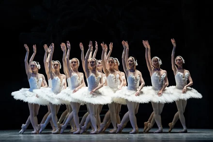Chexiyadagi Gran Teatre del Liceu teatrida “Oqqush ko‘li” baletining so‘nggi mashg‘ulotlarida qatnashayotgan balerinalar.
