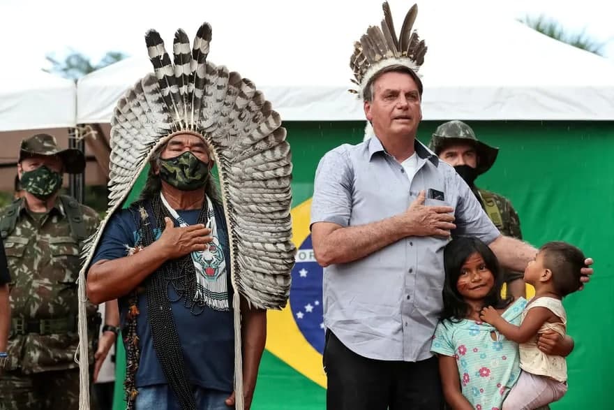Бразилия президенти Жаир Болсонару Амазонас штатидаги Яномами қўриқхонасида давлат мадҳиясини тингламоқда.