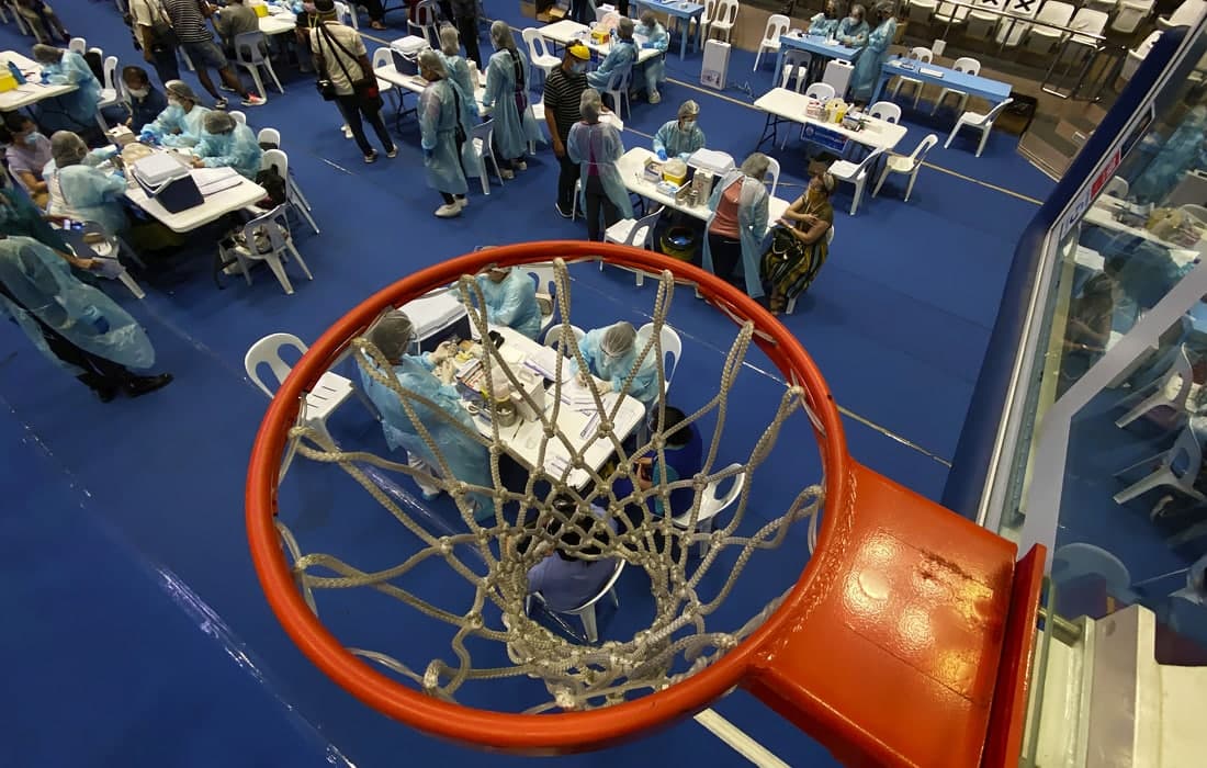 Филиппин пойтахти Манила шаҳридаги баскетбол майдонида аҳолини «Спутник V» вакцинаси билан эмлаш жараёни.