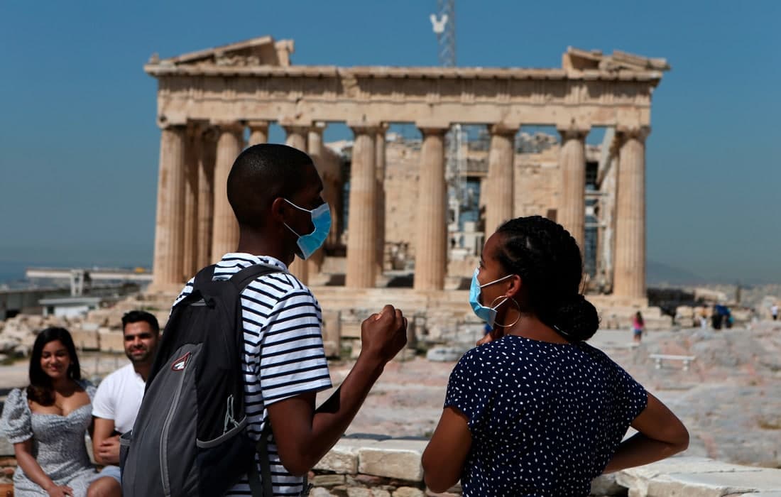 Afinadagi Akropol yonida turgan turistlar. Gretsiyada sayyohlik mavsumiga start berildi.