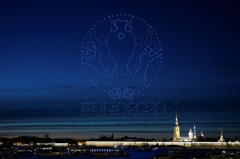 Sankt-Peterburgdagi Pyotr va Pol sobori ustida 2020-yilgi UEFA Yevropa futbol chempionati logotipi shaklini hosil qilgan dronlar.