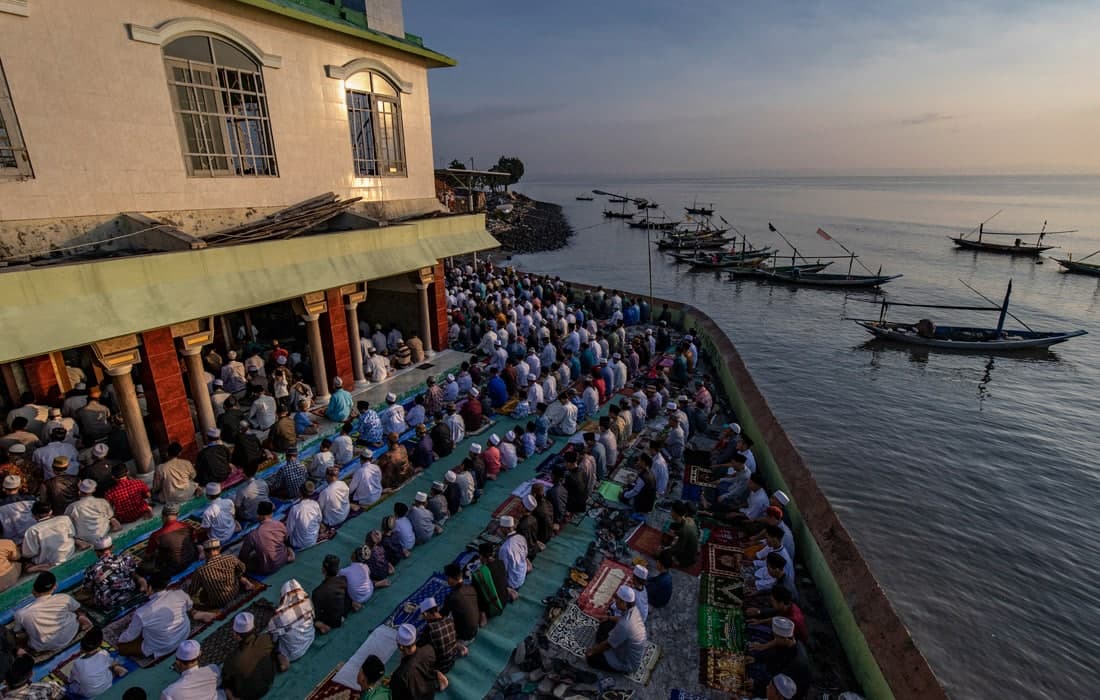 Musulmonlar Indoneziyaning Surabaya shahridagi masjidda Ramazon hayiti namozini o‘qimoqda.