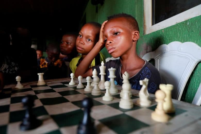 Нигериянинг Лагос шаҳридаги жамоат саройида болалар шахмат ўйнамоқда.