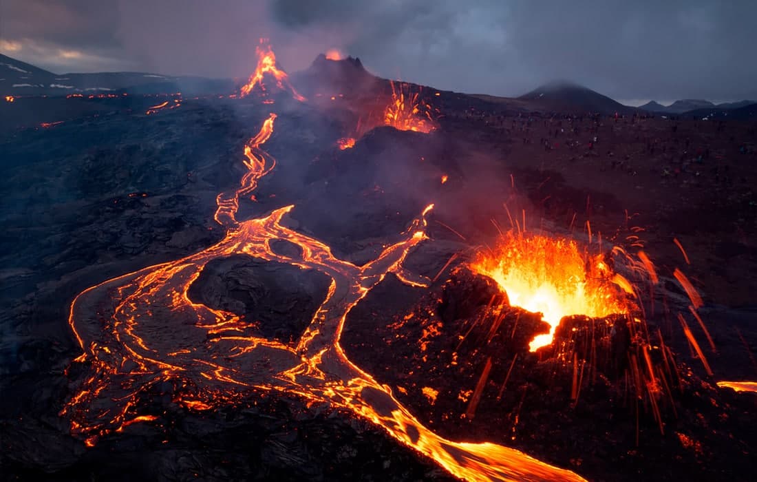 Islandiya poytaxti Reykavik yaqinidagi vulqondan otilayotgan lava.