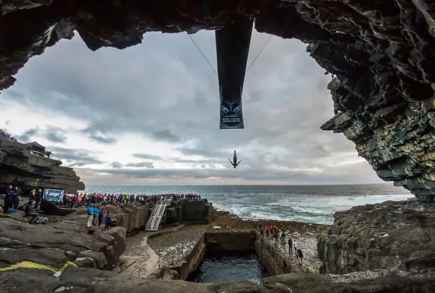 Ирландияда мексикалик Серхио Гузман Red Bull Cliff шўнғиш бўйича мусобақасининг биринчи босқичида 27,5 метрлик платформадан ўзини сувга ташлаяпти.