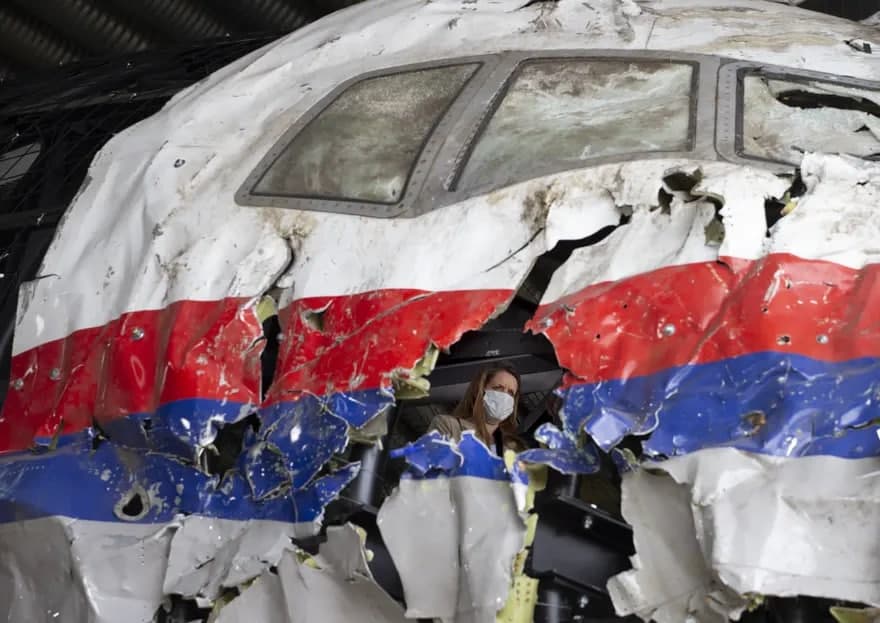 Niderlandiyadagi Gilze-en-Reyen harbiy aviabazasida sudyalar va advokatlar Malayziya aviakompaniyasiga tegishli MH17 reysining (Boeing 777 samolyoti) qayta tiklangan qoldiqlarini ko‘zdan kechirmoqda. Samolyot 2014-yilning 17-iyul kuni Ukraina hududidagi Toreza shahri osmonida urib tushirilgan. Samolyot Ukraina sharqidagi qurolli to‘qnashuv hududida qulagan.