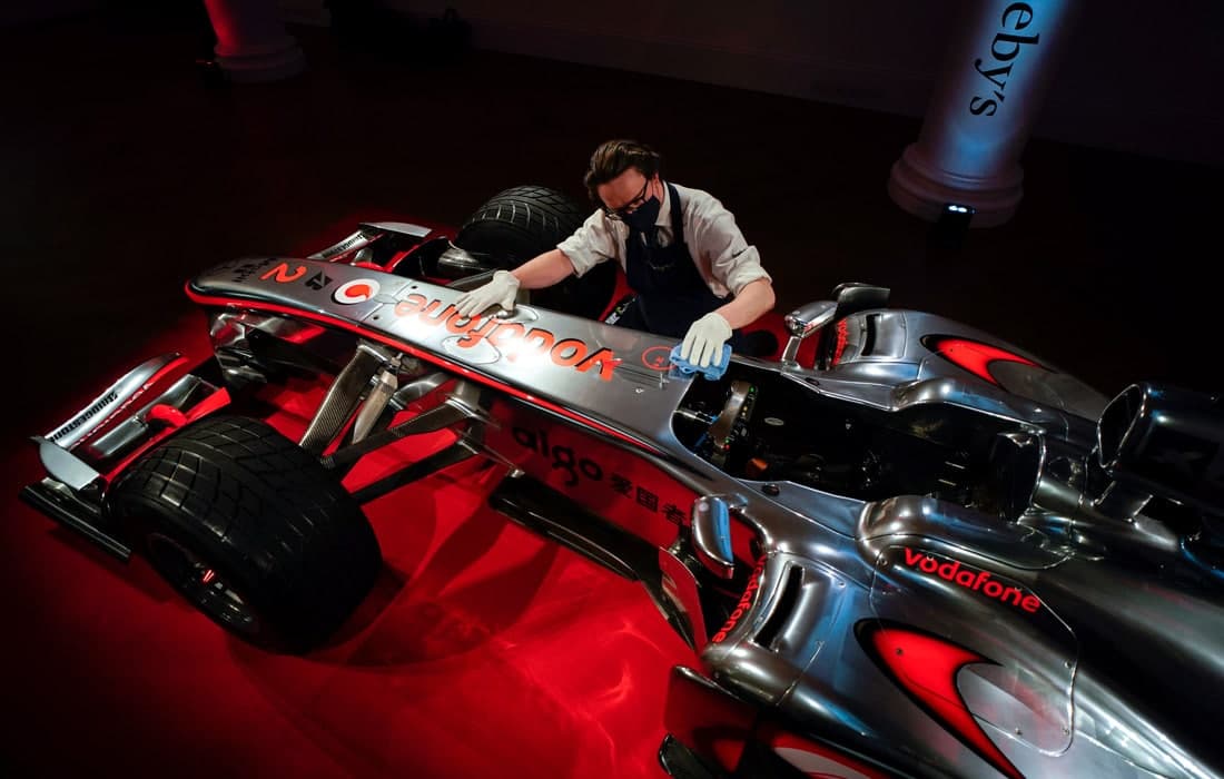 Льюис Хэмилтоннинг McLaren Mercedes МP4-25А пойга автомобили Лондондаги Sotheby’s кимошди савдосига қўйилди.