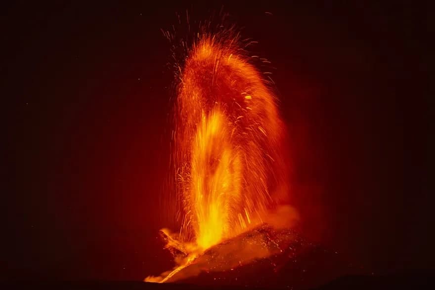 Yevropaning eng yirik faol vulqoni Etnadan otilib chiqayotgan lava.