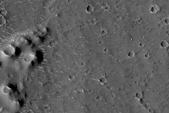 Oq-qora tasvirlar kosmik apparat Mars yuzasidan taxminan 330—350 km balandlikda payti olingan. Fotosuratlarda vulqon og‘zi, tog‘ tizmalari va qum tepalarini ko‘rish mumkin.