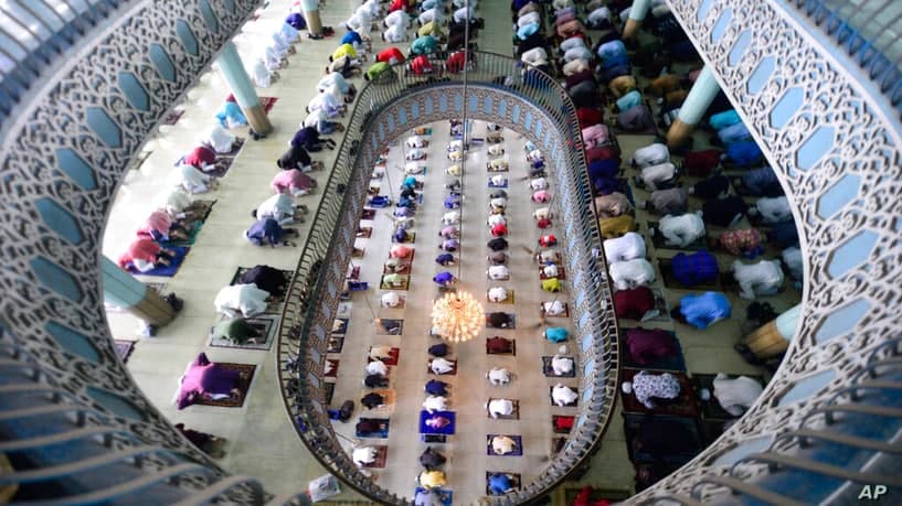 Bangladeshdagi “Bayt ul-Mukarram” masjidida namoz o‘qiyotgan musulmonlar.