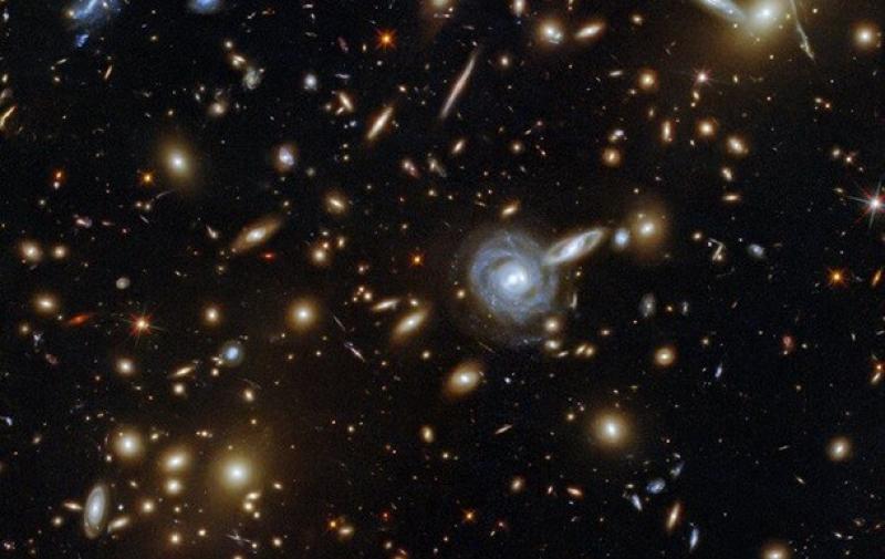 Hubble yuzlab galaktikalarni bitta suratga muhrladi