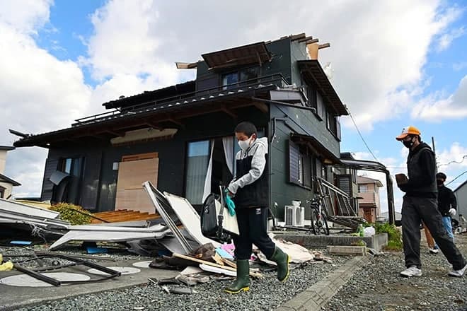 Sidzuoka prefekturasining Makinohara shahrining aholisi tornado yuz berganidan keyin chiqindilarni tozalashga kirishdi / Shinnosuke Ito
