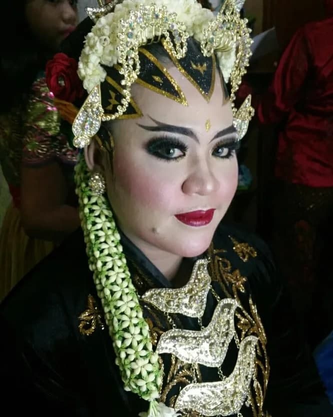 Foto: Instagram / @dewi_paramitamakeup