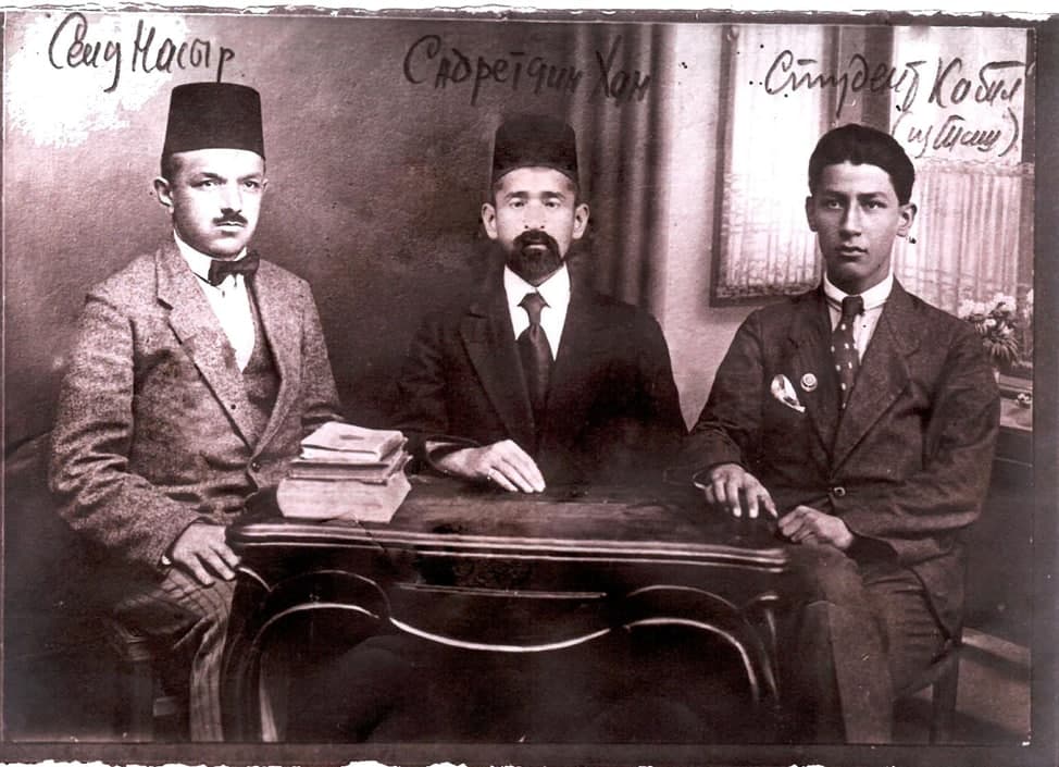 Чапдан ўнгга: Саидносир Миржалилов, Муфти Садриддинхон, тошкентлик талаба Қобил. 1918 йил, Истанбул