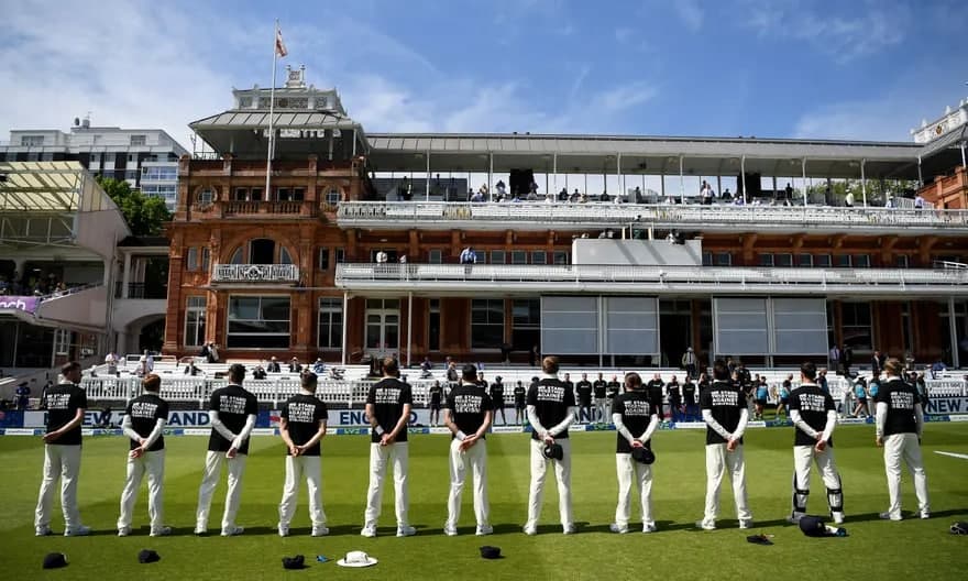 Лондонда Англия крикет жамоаси Янги Зеландияга қарши ўйин олдидан дискриминацияга қарши футболкаларда турибди.