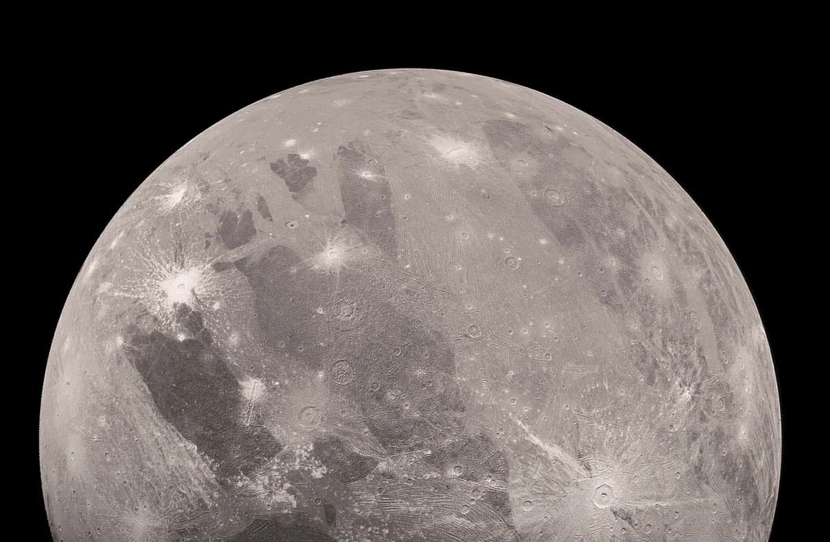 NASA Юпитернинг «ой»и Ганимеднинг янги суратини эълон қилди. Сурат Juno космик кемаси томонидан олинган.