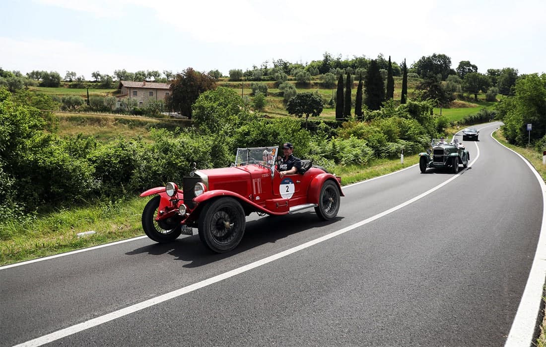 Италияда Mille Miglia ретро пойгаси давом этмоқда. Унда деярли 100 йил аввал ишлаб чиқарилган машиналар қатнашмоқда.