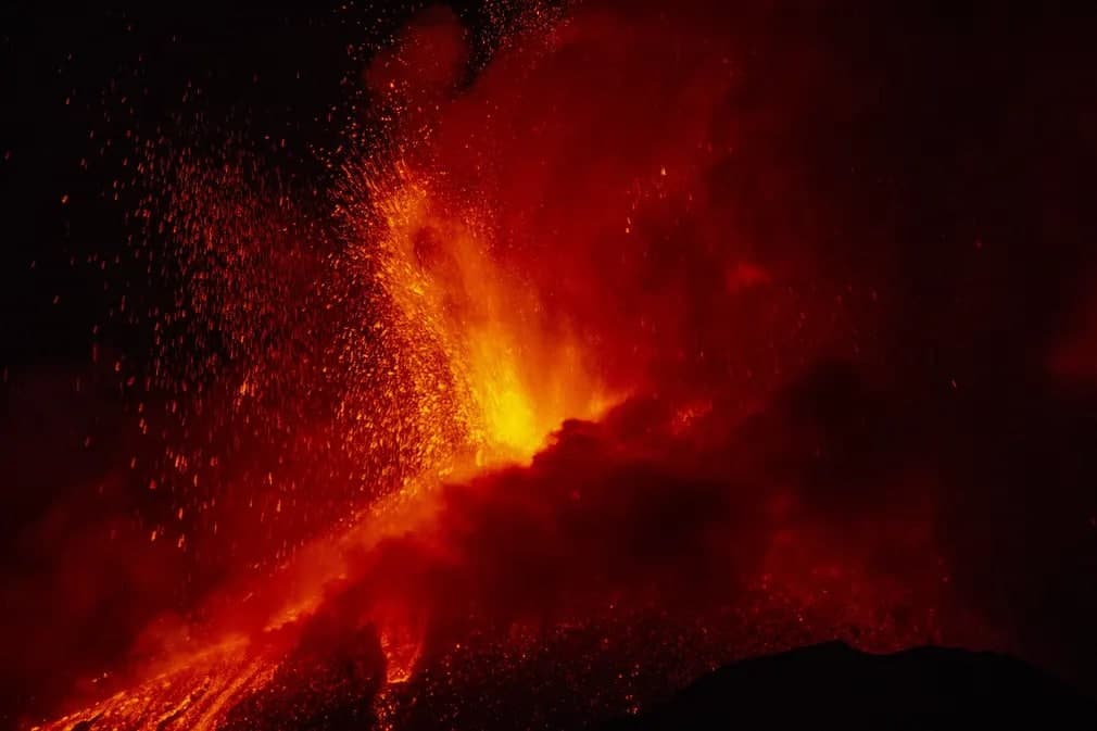 Европанинг энг фаол вулқони бўлган Этнадан отилиб чиқаётган лава.